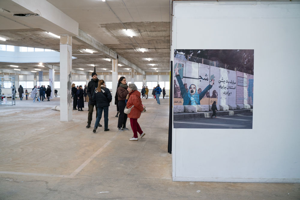 POUSH accueille et accompagne des artistes, programme des expositions et des événements dans une ancienne tour de bureaux à la Porte Pouchet à Clichy (©Ismaël Bazri)